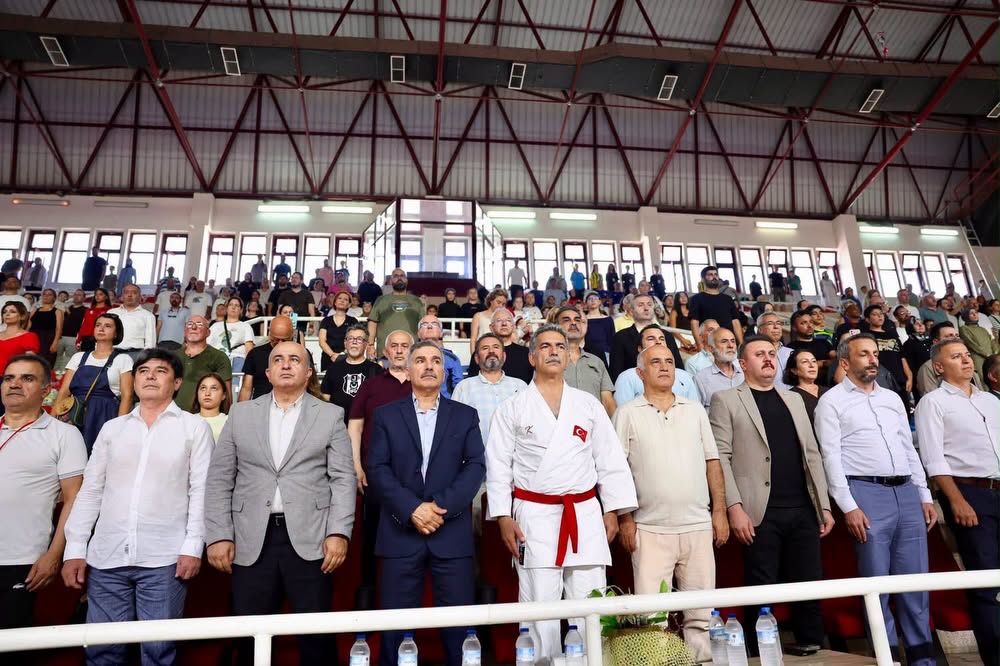 2026 Gemlik şampiyonasının açılışında Kamil Üci ve katılımcılar.