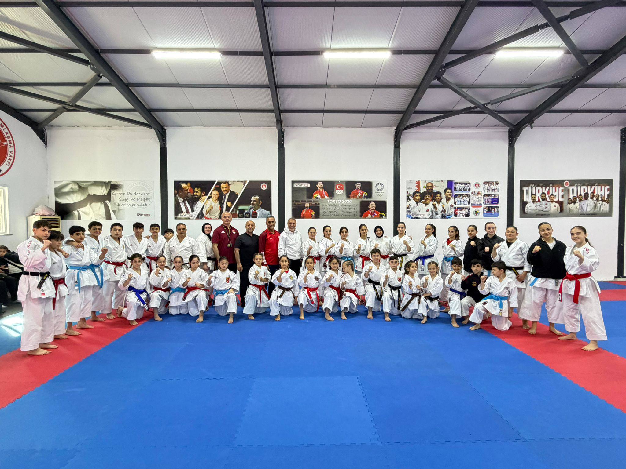 2026 U14 kata millî takım kampında antrenörler ve sporcular.